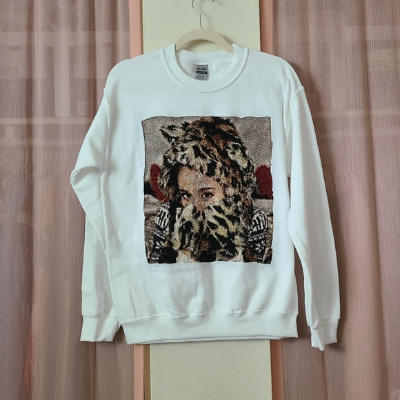 Ariana Grande Tapestry Crewneck - Picture 1 of 4
